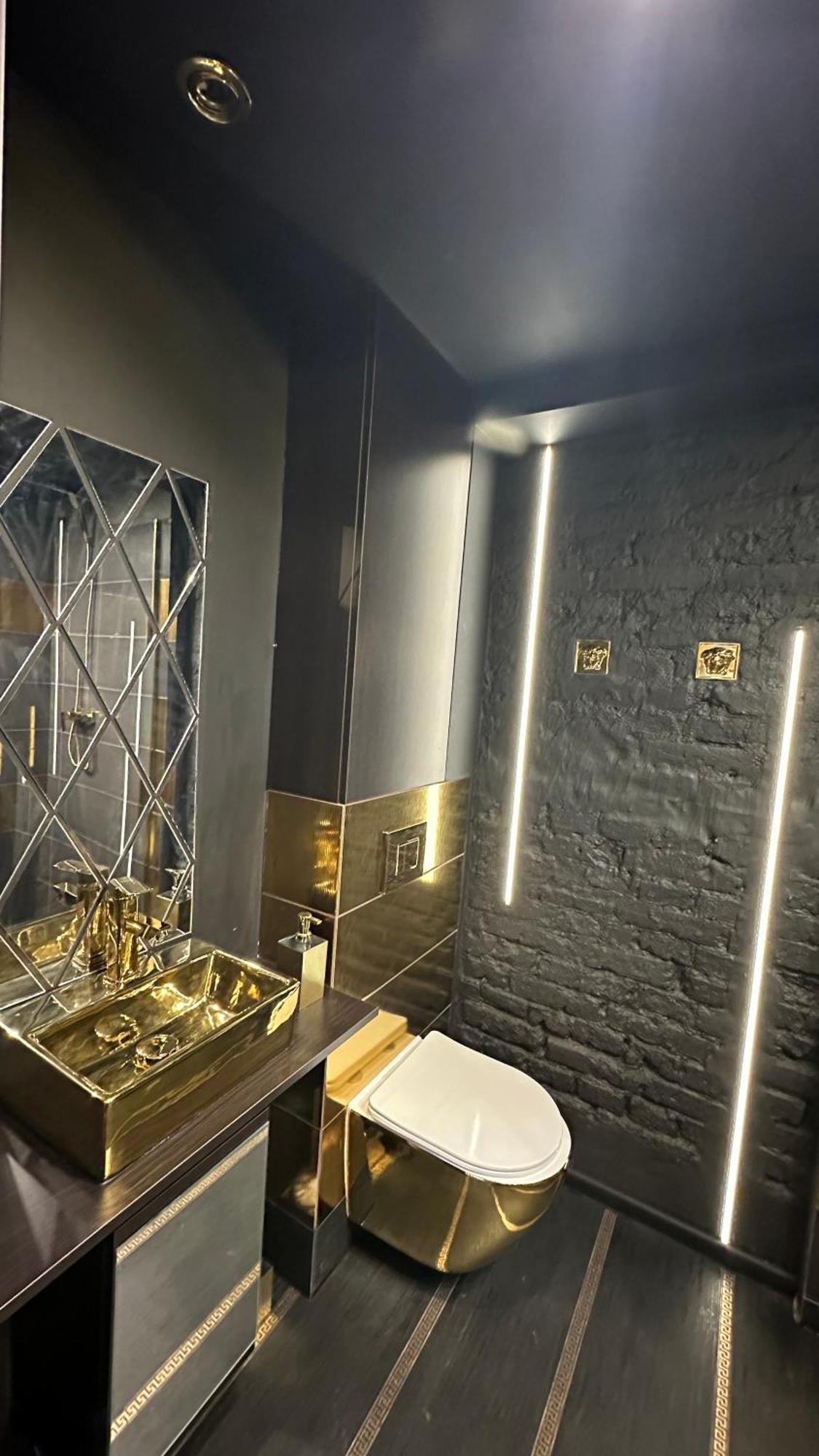 Apartment Darkhouse Versace Karmin *